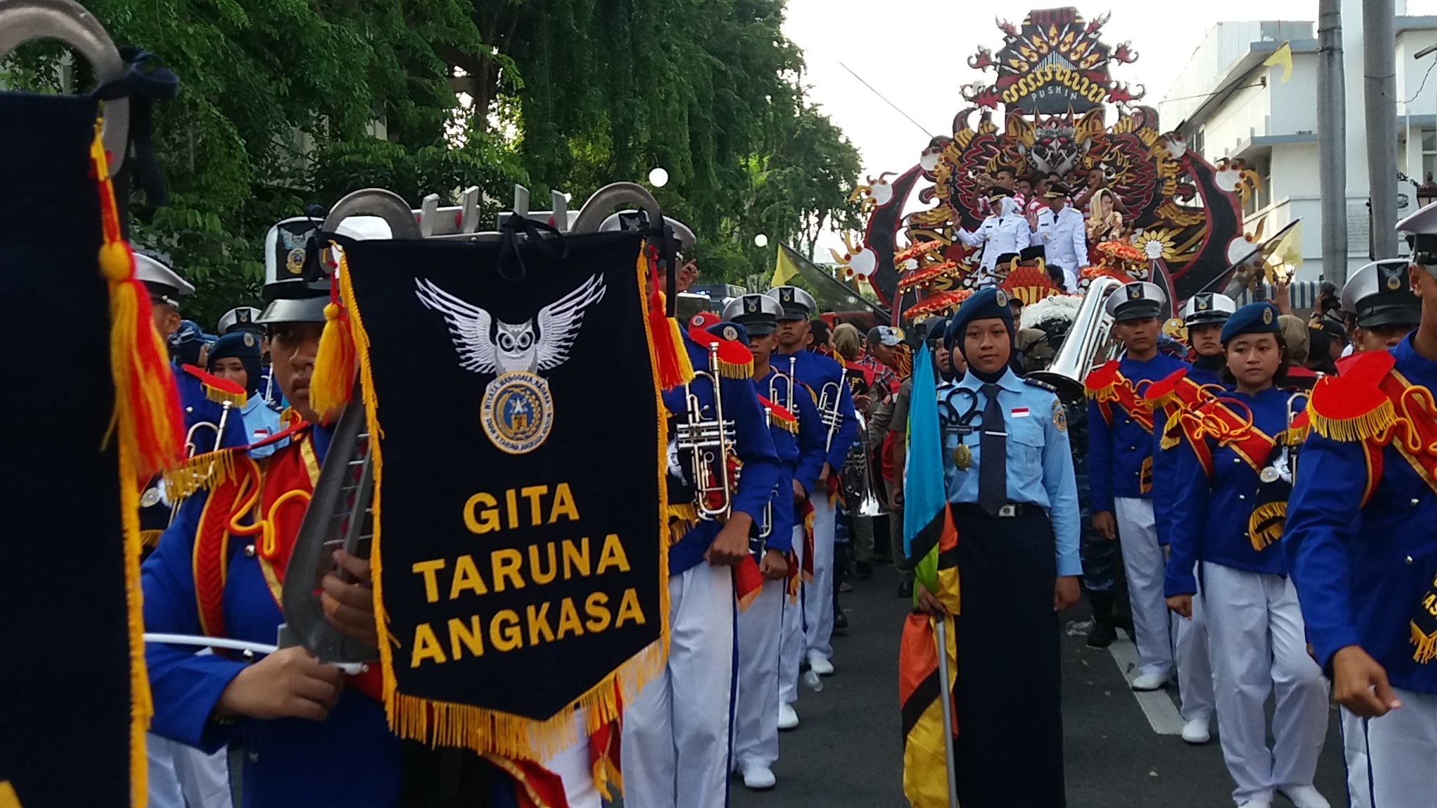 PASUKAN DRUM BAND GITA TARUNA ANGKASA SAMBUT GUBERNUR DAN WAKIL GUBERNUR JAWA TIMUR