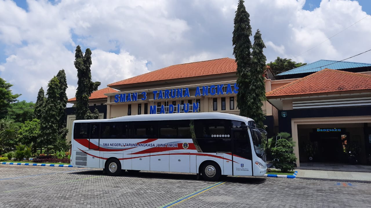 Satu Unit Bis Baru Sudah Tiba di Kompleks SMAN 3 Taruna Angkasa Jawa Timur