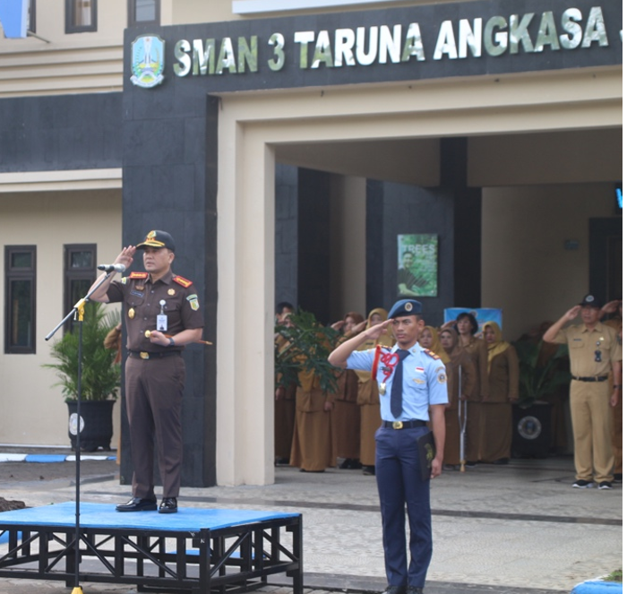 KAJARI KOTA MADIUN MENJADI INSPEKTUR UPACARA DI SMAN 3 TARUNA ANGKASA JAWA TIMUR